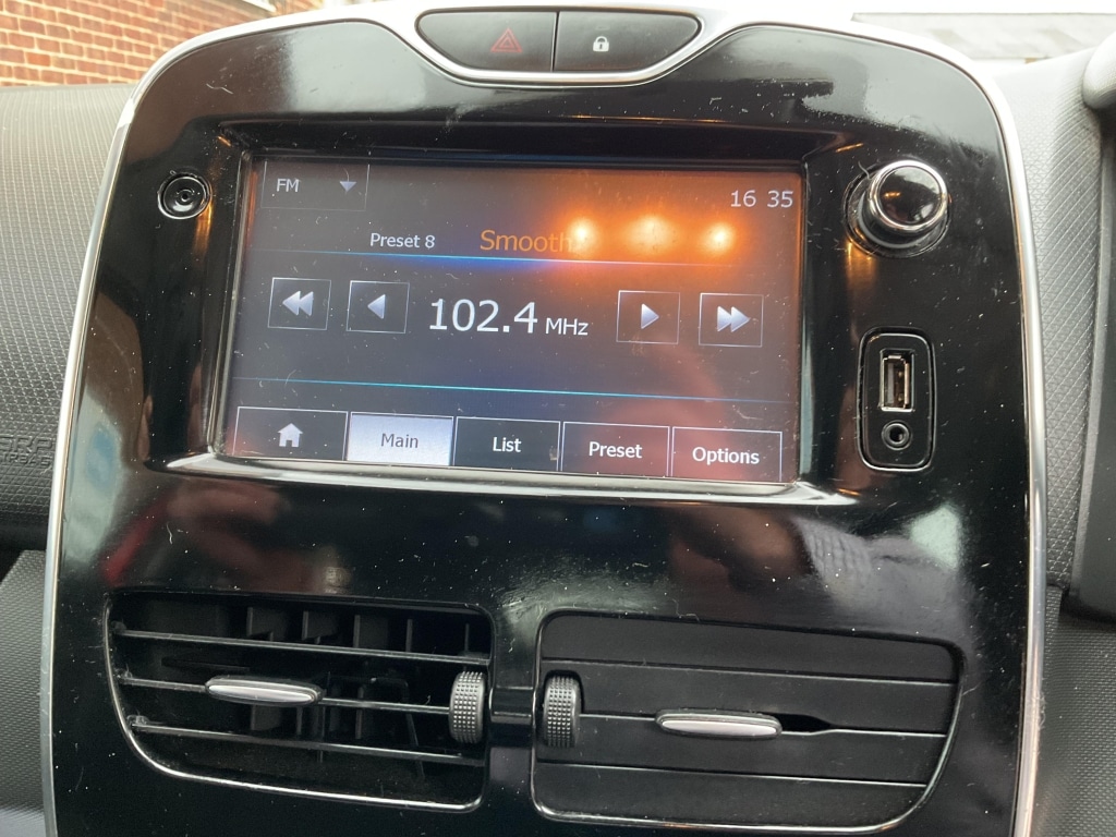 Used Renault Clio 2015 for sale - 76082852: Photo 28