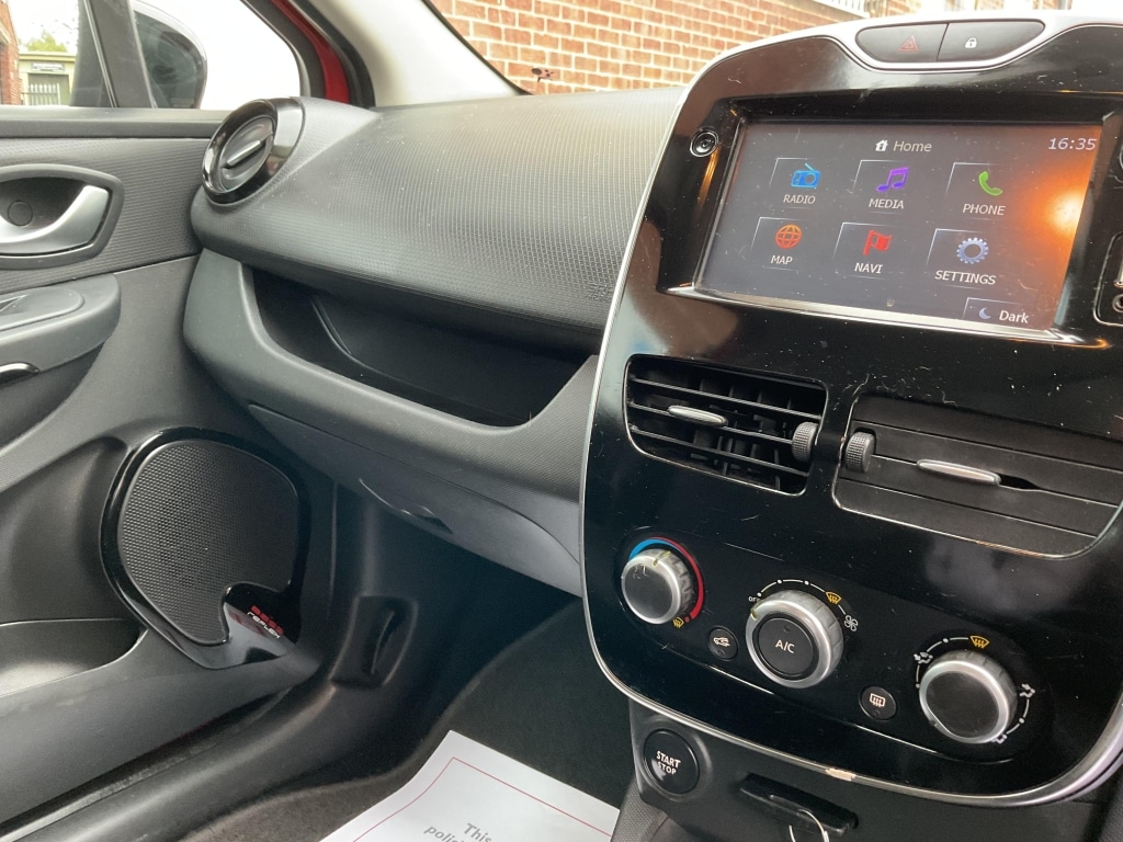 Used Renault Clio 2015 for sale - 76082852: Photo 32