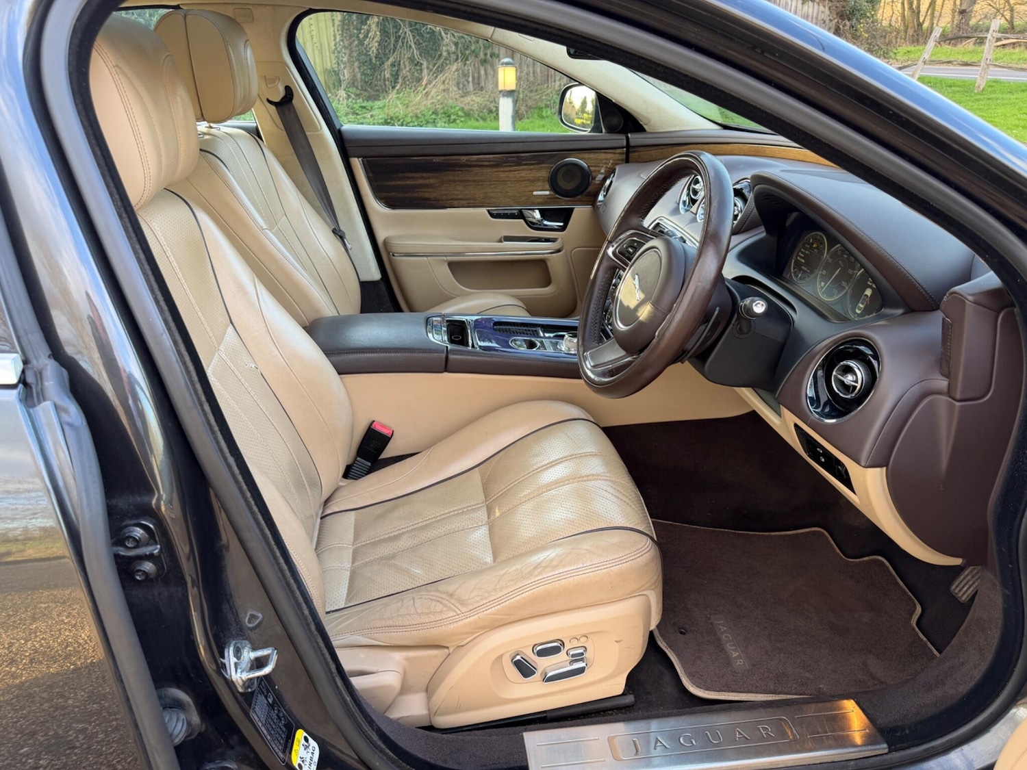 Used Jaguar XJ 2011 for sale - 77838915: Photo 6