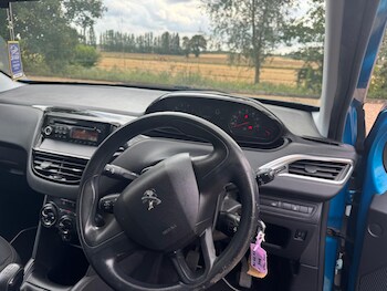 Used Peugeot 208 2012 for sale - 75634970: Photo
