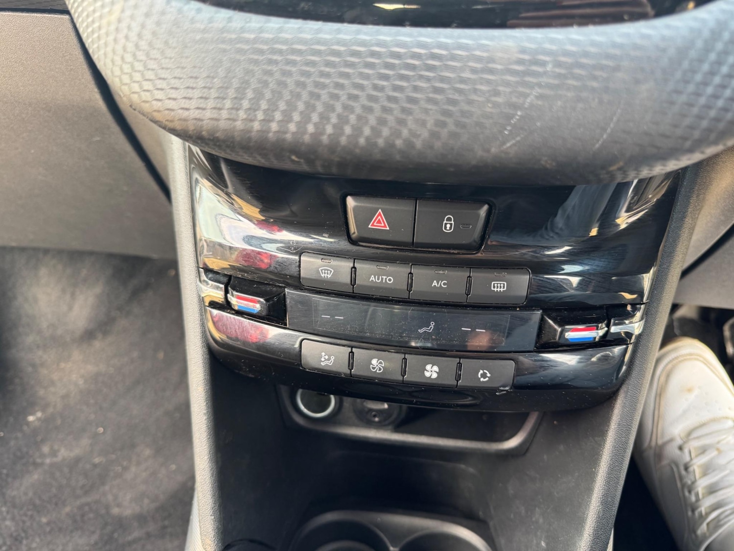 Used Peugeot 2008 2014 for sale - 77597800: Photo 28