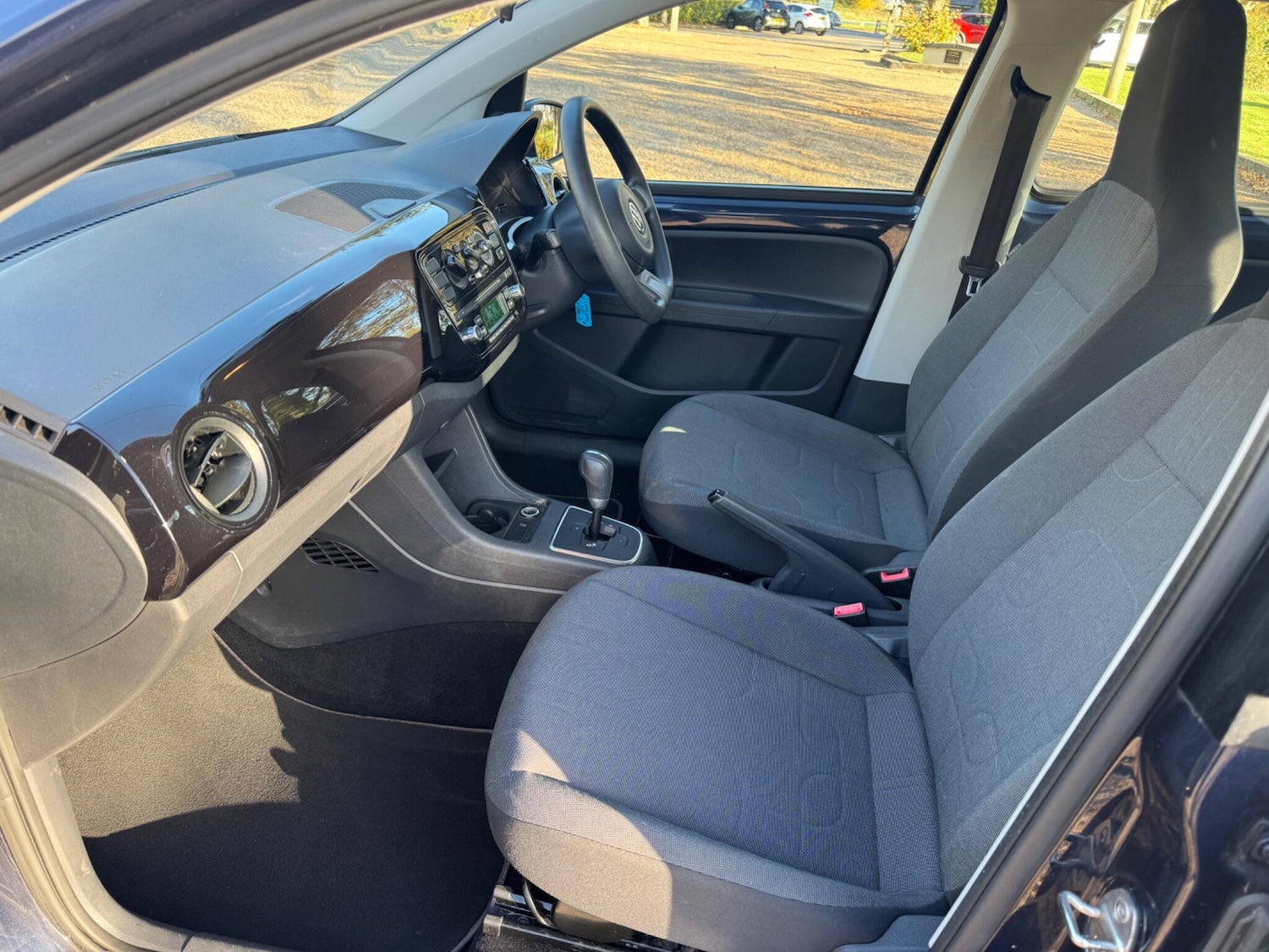 Used Volkswagen up! 2015 for sale - 76370506: Photo 2