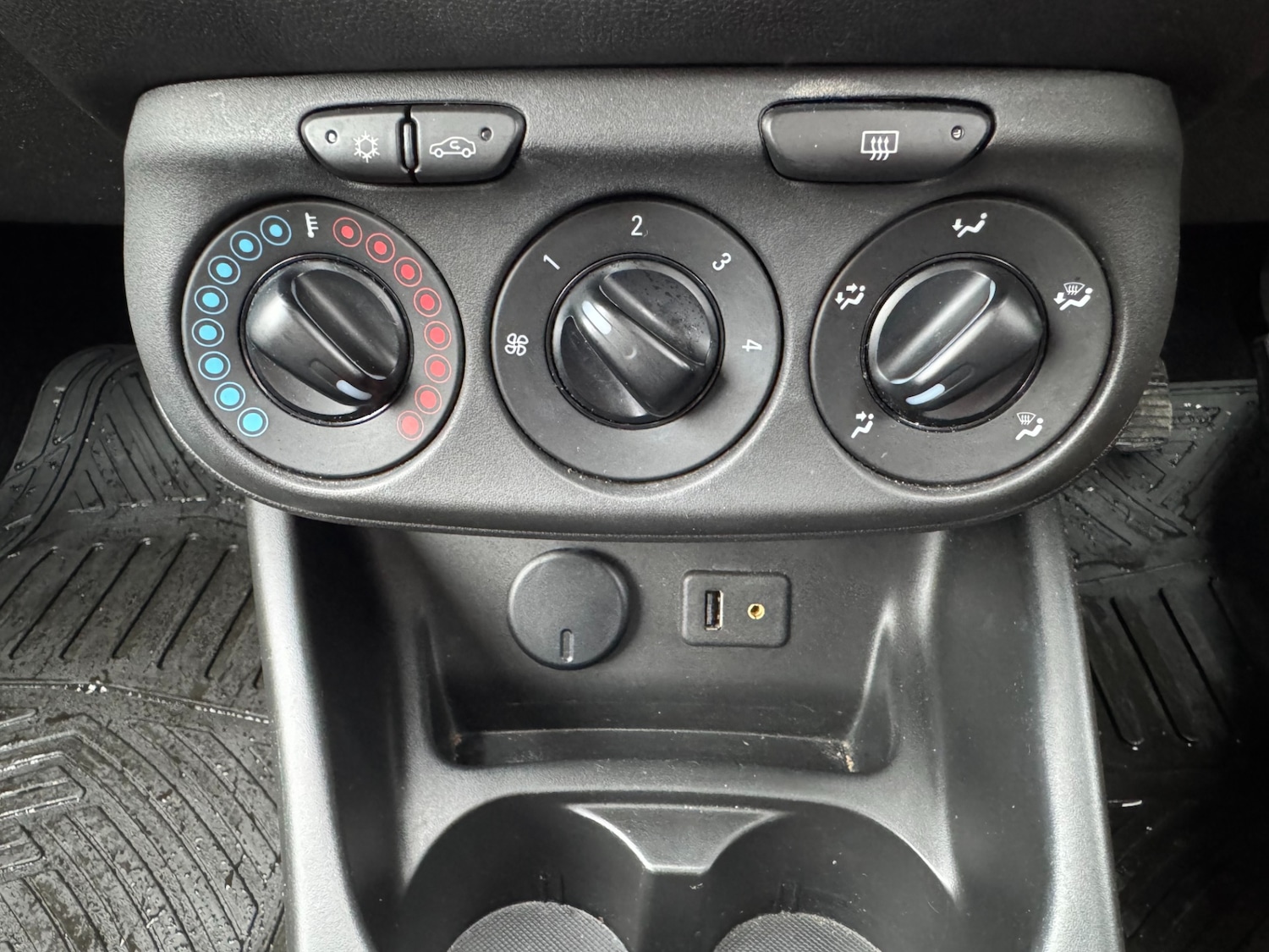 Used Vauxhall Corsa 2015 for sale - 77329468: Photo 34