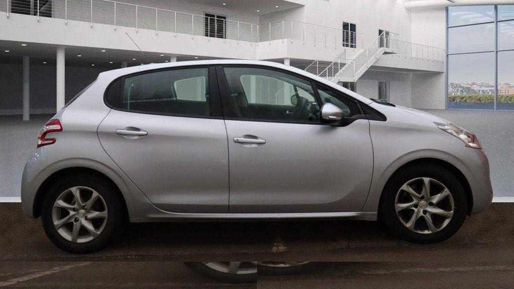 Used Peugeot 208 2014 for sale - 76359852: Photo 5