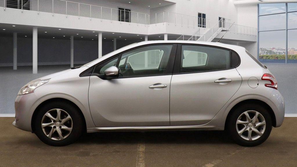 Used Peugeot 208 2014 for sale - 76359852: Photo 6