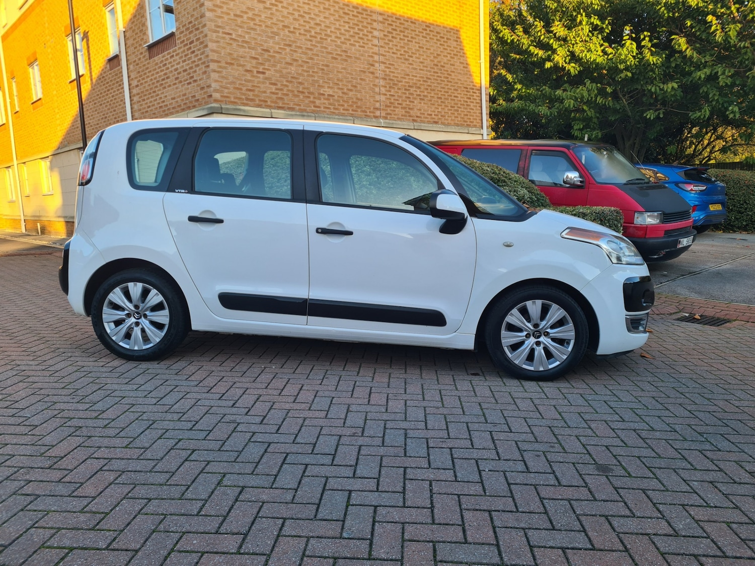 Used Citroen C3 Picasso 2010 for sale - 76366619: Photo 2