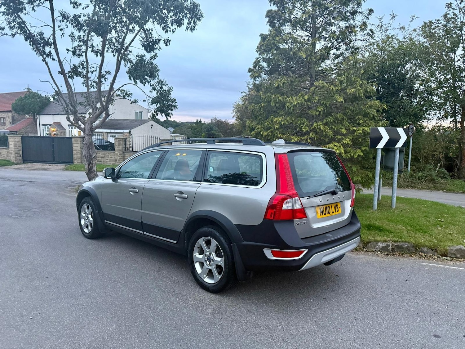 Used Volvo XC70 2010 for sale - 76543081: Photo 2