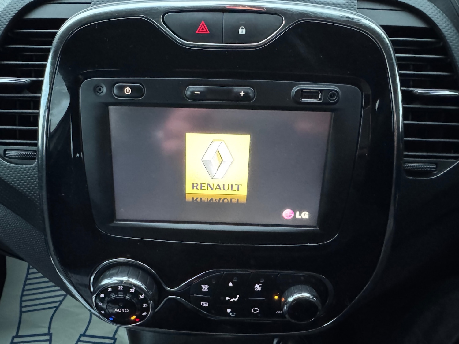 Used Renault Captur 2015 for sale - 77145190: Photo 34