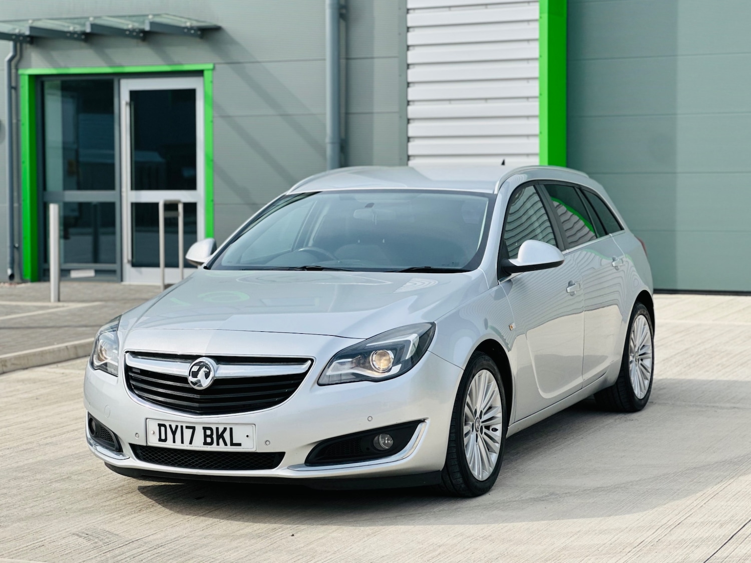 Used Vauxhall Insignia 2017 for sale - 76352113: Photo 1