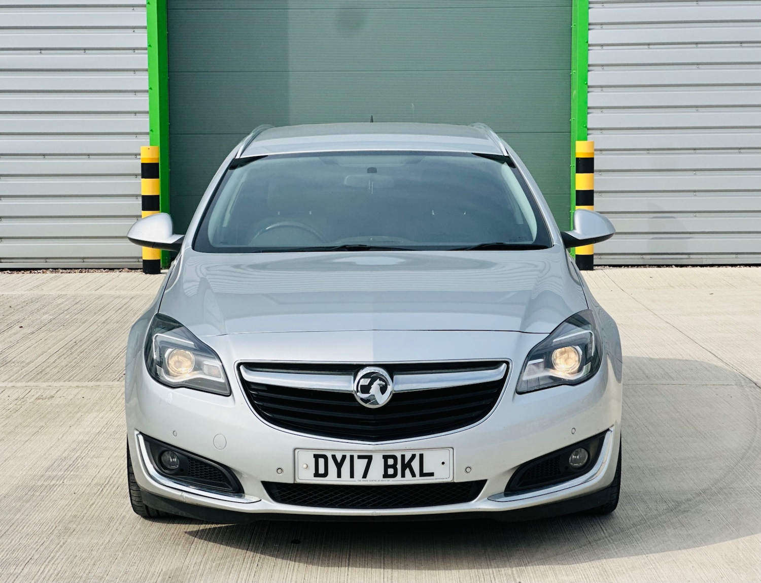 Used Vauxhall Insignia 2017 for sale - 76352113: Photo 2