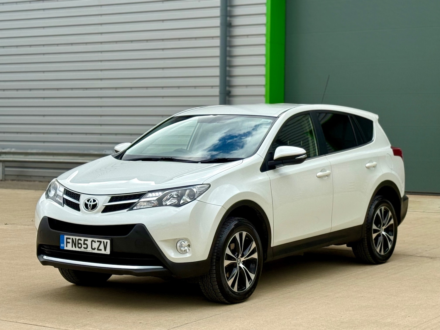 Used Toyota RAV4 2015 for sale - 76334858: Photo 2
