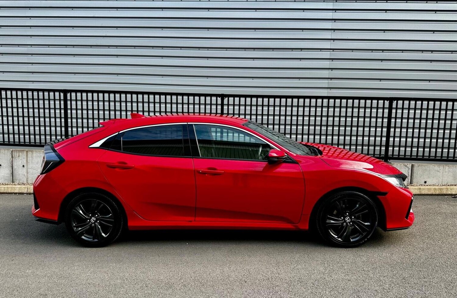 Used Honda Civic 2017 for sale - 77688991: Photo 30
