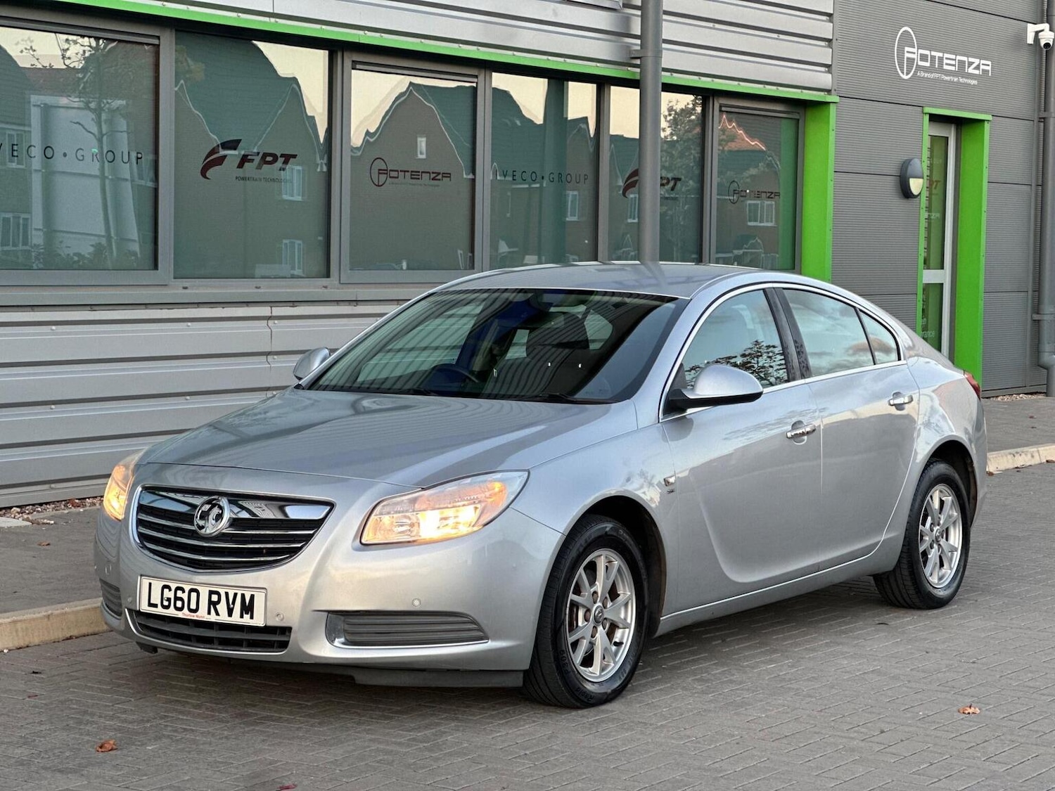 Used Vauxhall Insignia 2010 for sale - 77688979: Photo 2
