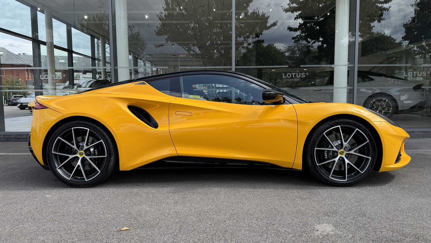 Used Lotus Emira 2025 for sale - 76373649: Photo 2