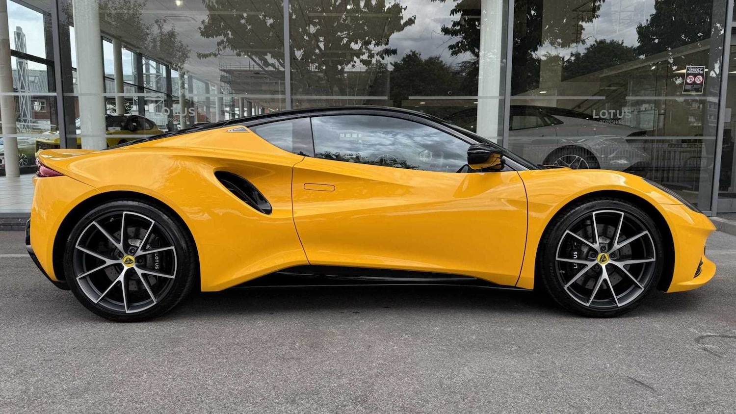 Used Lotus Emira 2023 for sale - 76362538: Photo 2
