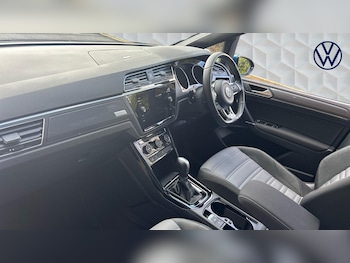 Used Volkswagen T-Roc 2024 for sale - 78042240: Photo