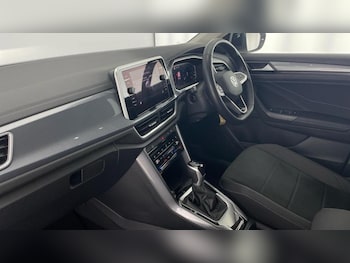 Used Volkswagen T-Roc 2023 for sale - 76097196: Photo 2