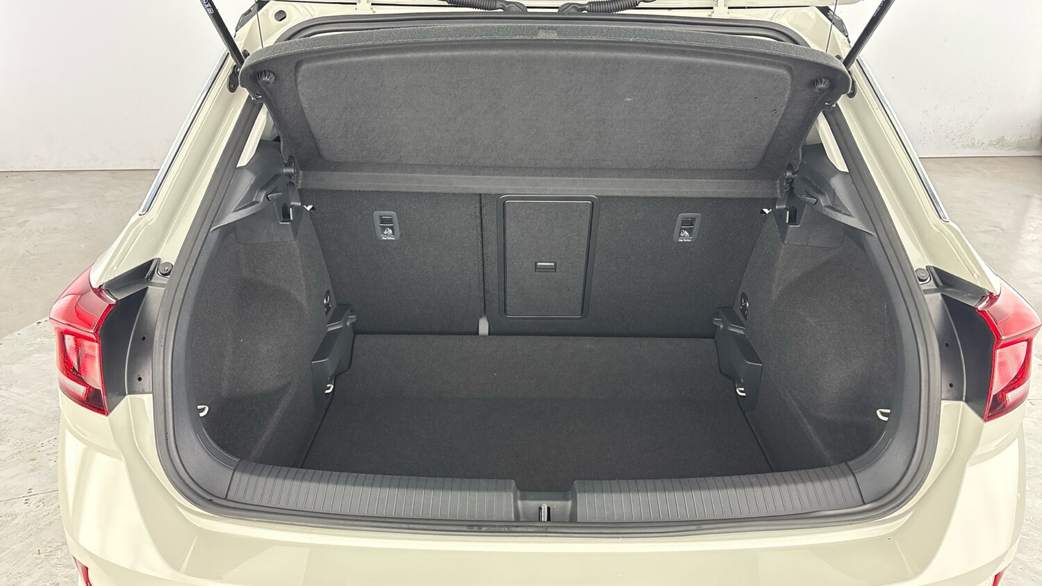 Used Volkswagen T-Roc 2023 for sale - 78155539: Photo 31