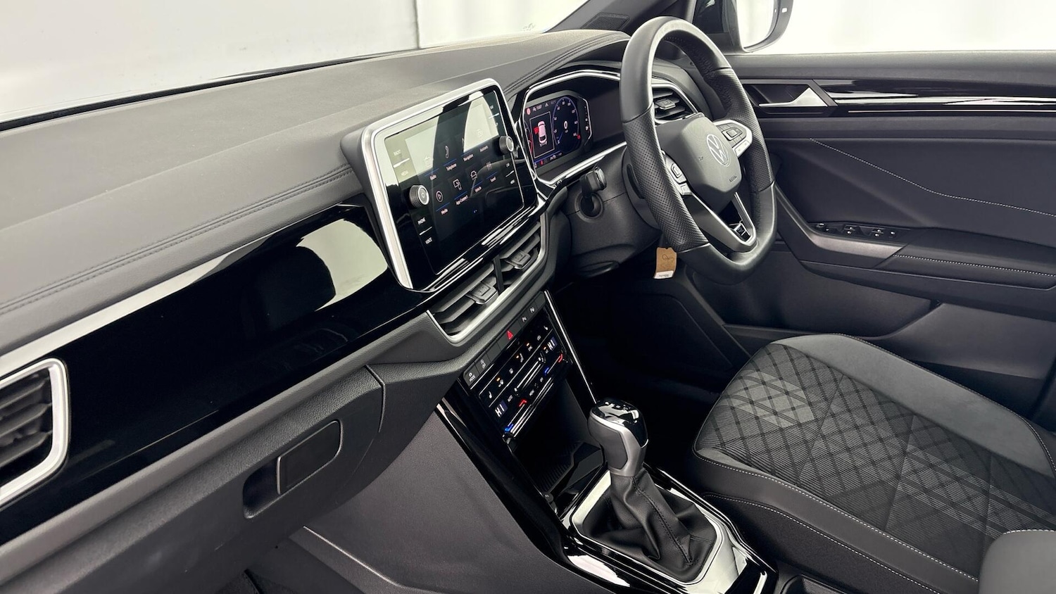 Used Volkswagen T-Roc 2025 for sale - 77515613: Photo 2