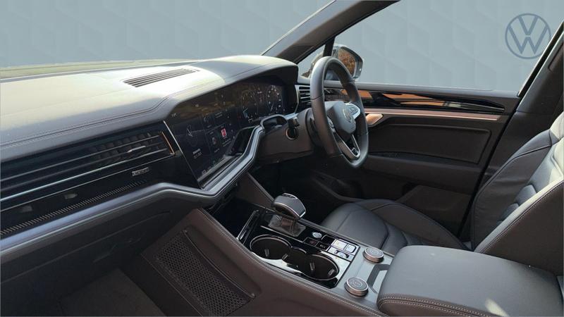 Used Volkswagen Touareg 2025 for sale - 76146721: Photo 2