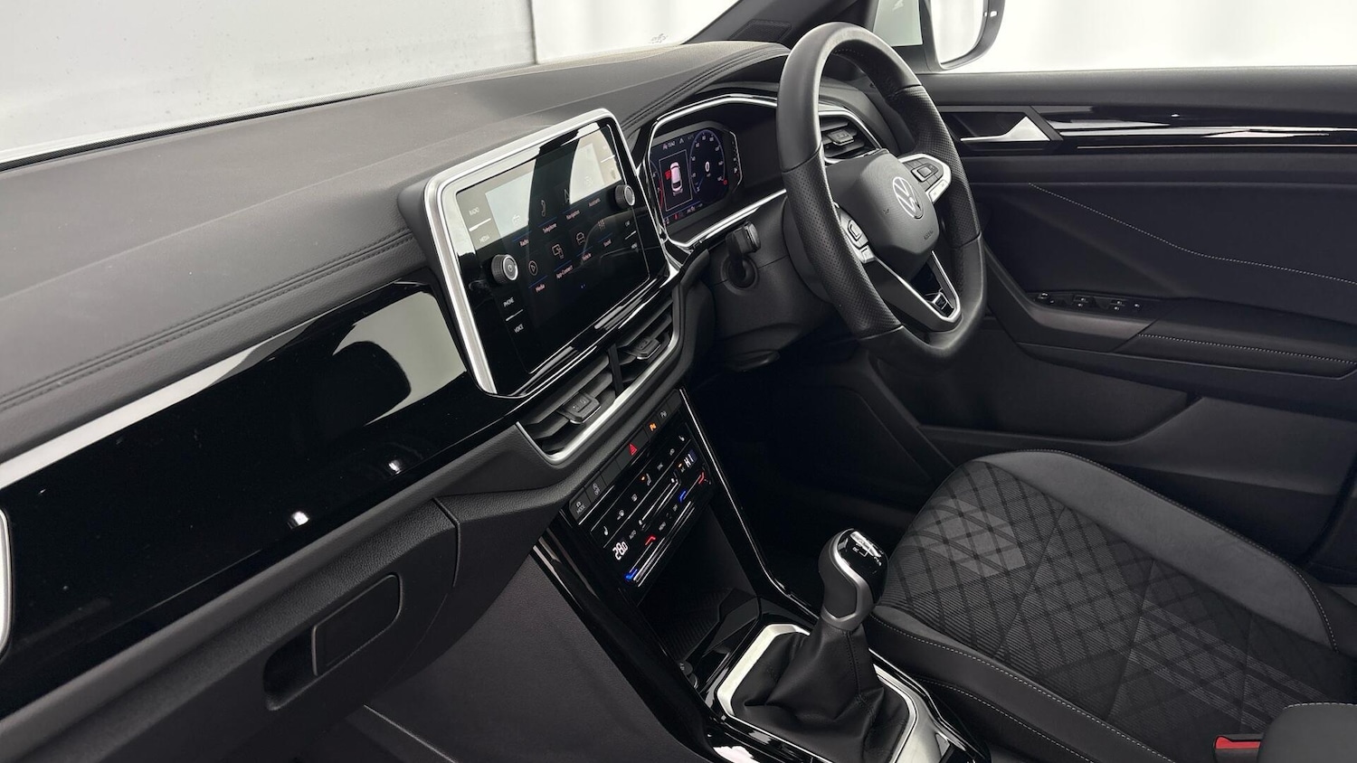 Used Volkswagen T-Roc 2025 for sale - 77602247: Photo 2