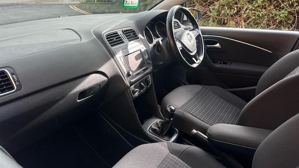 Used Volkswagen Polo 2016 for sale - 76290389: Photo 2