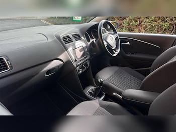 Used Volkswagen Polo 2016 for sale - 76290389: Photo 2