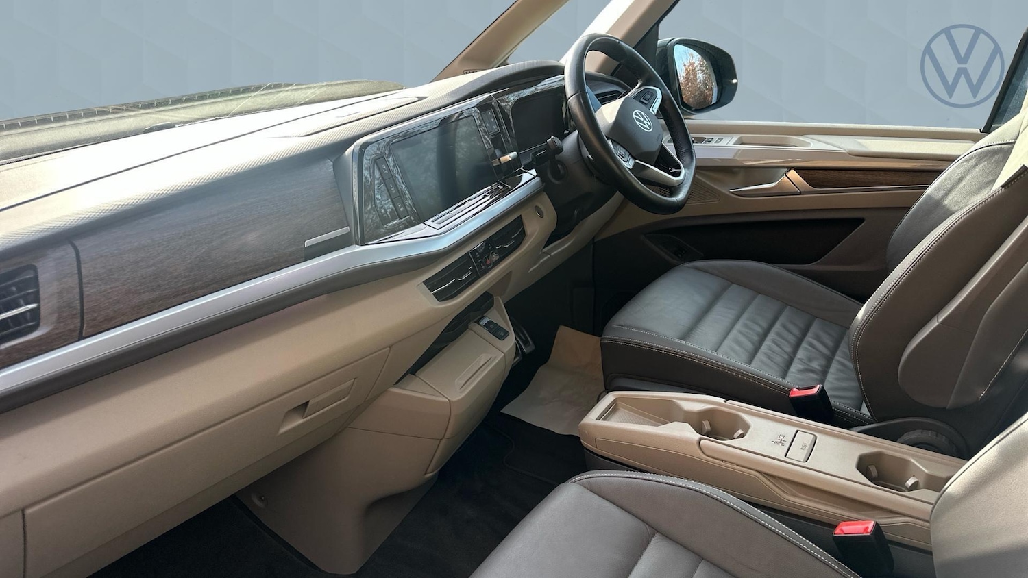 Used Volkswagen Multivan 2024 for sale - 77619205: Photo 2