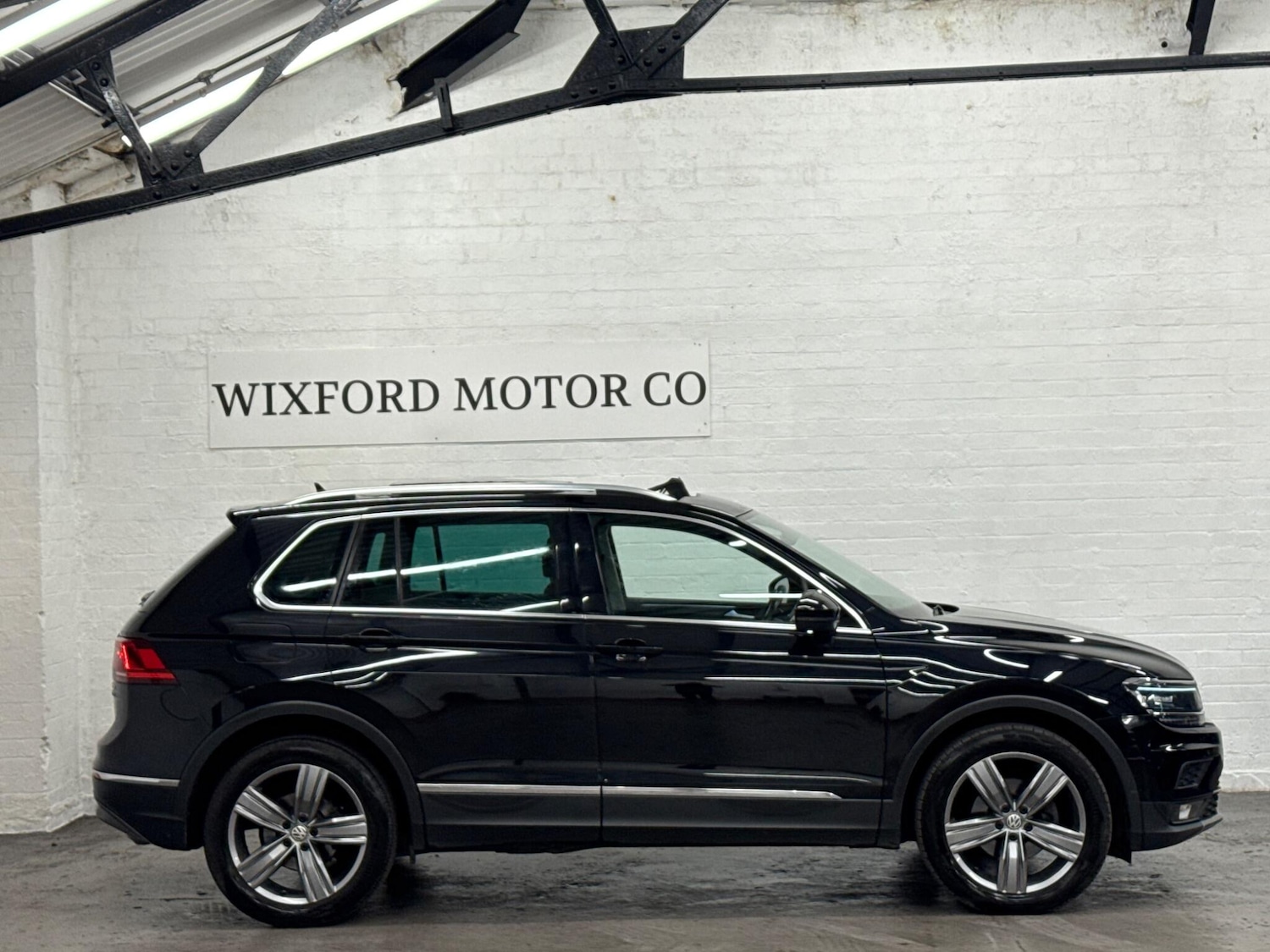 Used Volkswagen Tiguan 2017 for sale - 76886233: Photo 2