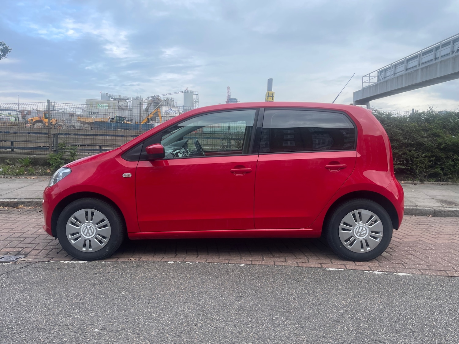 Used Volkswagen up! 2024 for sale - 77335787: Photo 2