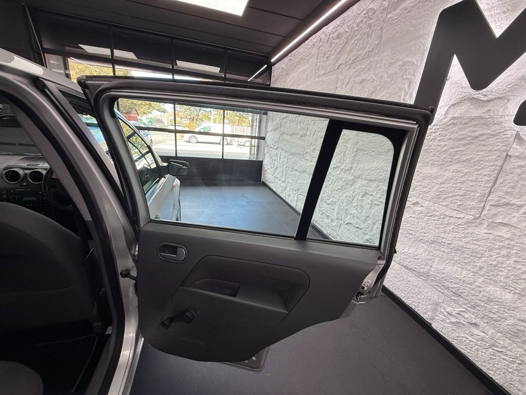 Used Ford Fusion 2003 for sale - 76069193: Photo 24