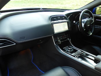 Used Jaguar XE 2018 for sale - 75620924: Photo