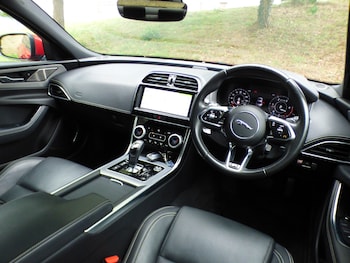 Used Jaguar XE 2019 for sale - 75932288: Photo