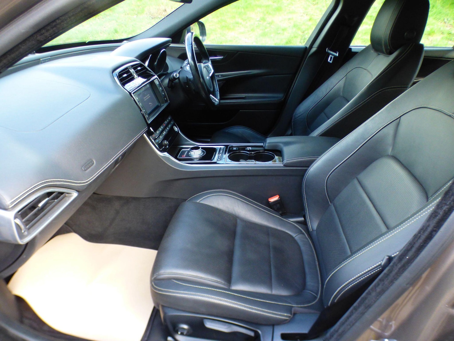 Used Jaguar XE 2015 for sale - 78029064: Photo 27