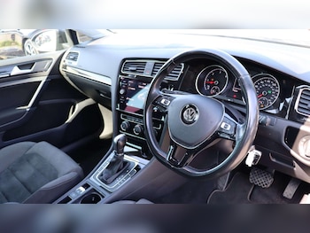 Used Volkswagen Golf 2017 for sale - 76739380: Photo