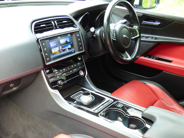Used Jaguar XE 2015 for sale - 76224983: Photo 3