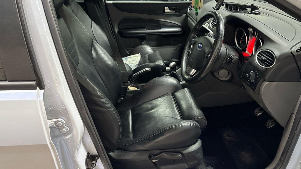 Used Ford Focus 2010 for sale - 77190649: Photo 2