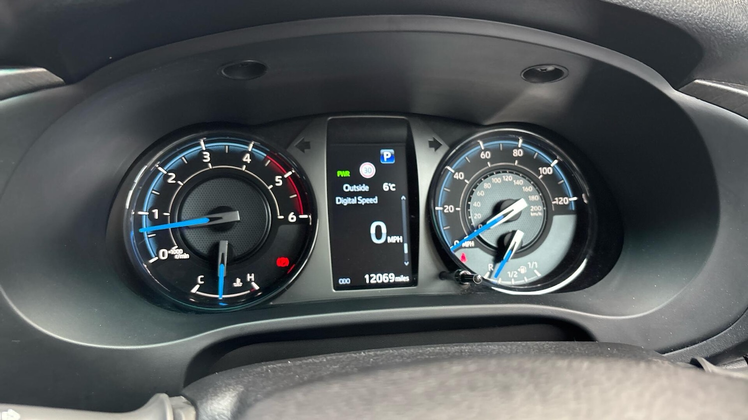 Used Toyota Hilux 2024 for sale - 77715294: Photo 9