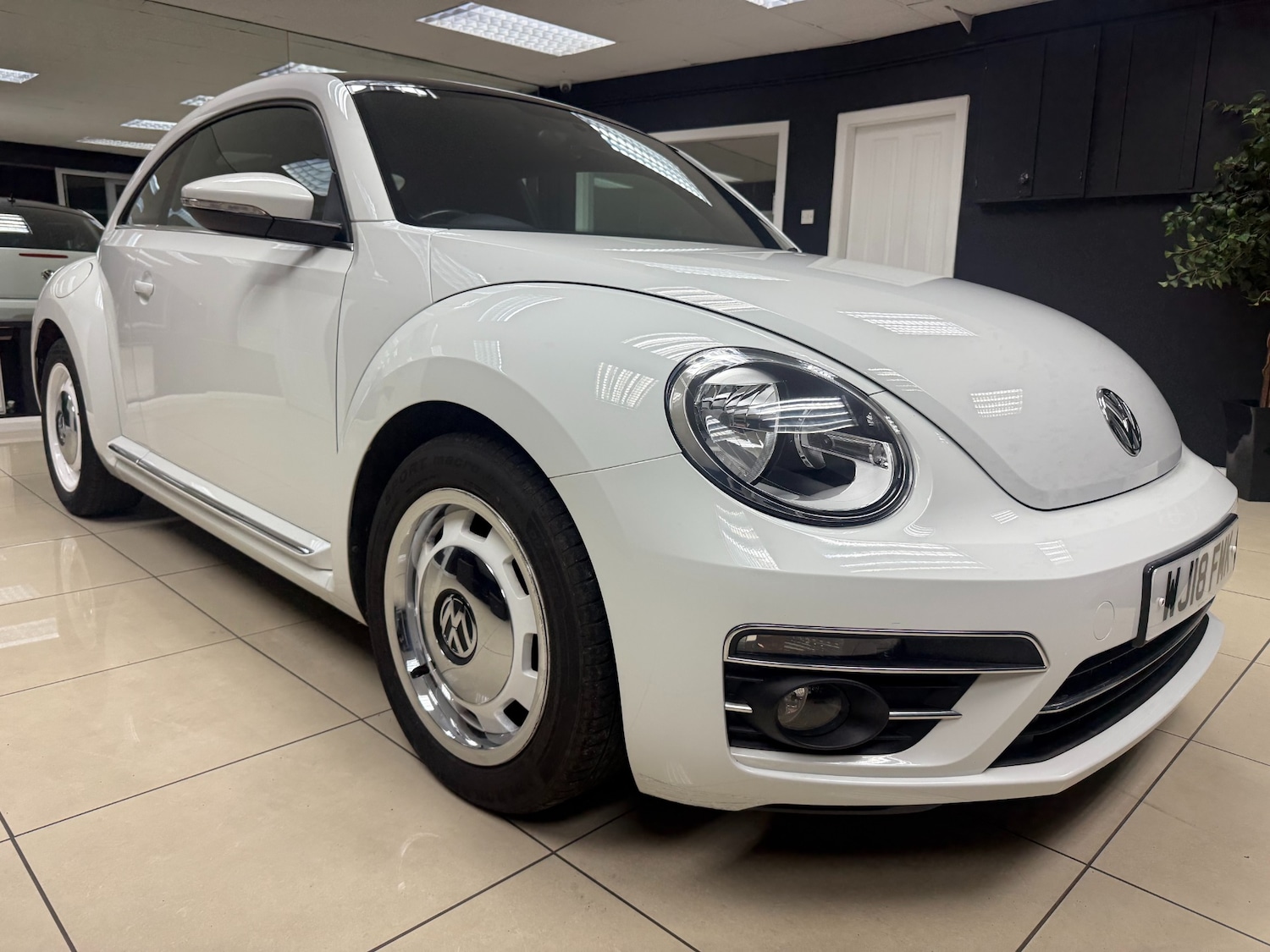 Used Volkswagen Beetle 2018 for sale - 76611679: Photo 1