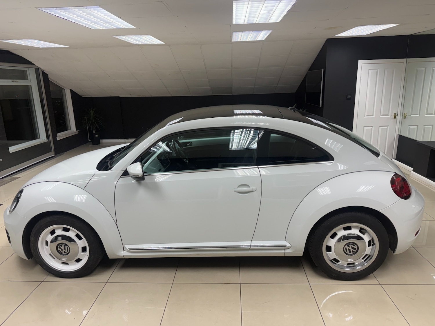 Used Volkswagen Beetle 2018 for sale - 76611679: Photo 4