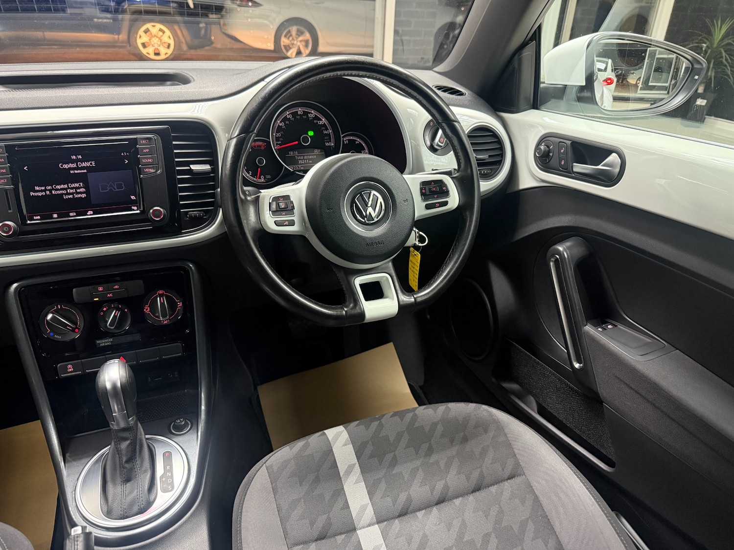 Used Volkswagen Beetle 2018 for sale - 76611679: Photo 9