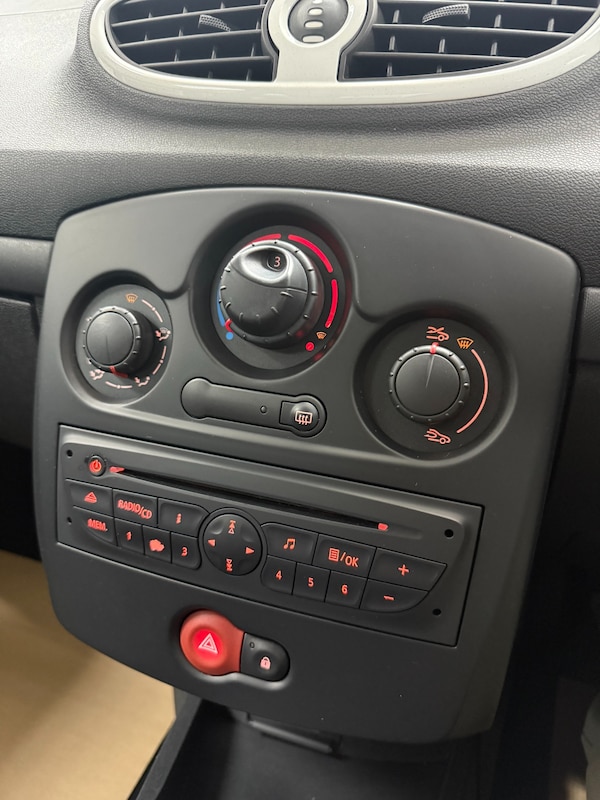 Used Renault Clio 2011 for sale - 76271338: Photo 15