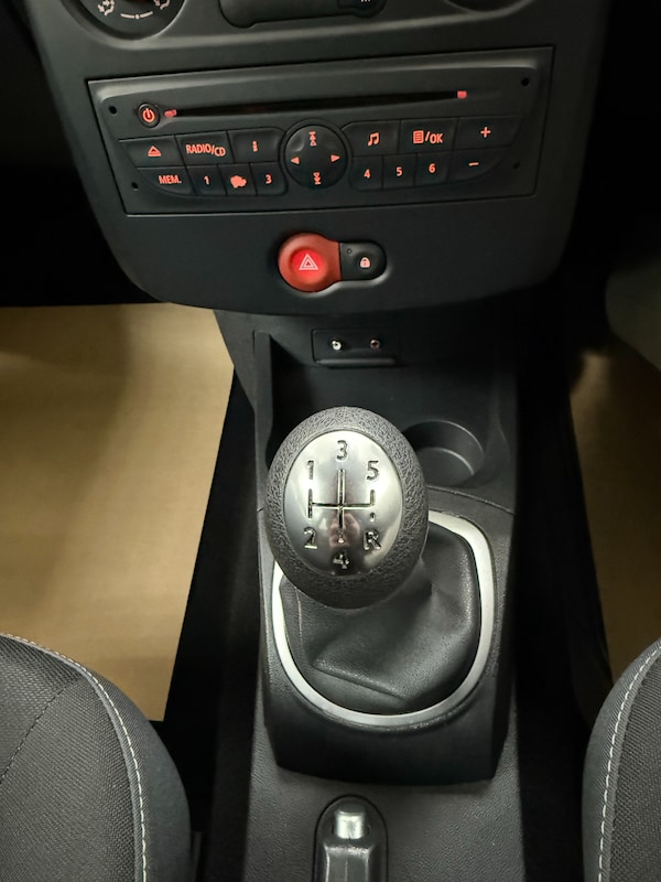 Used Renault Clio 2011 for sale - 76271338: Photo 16