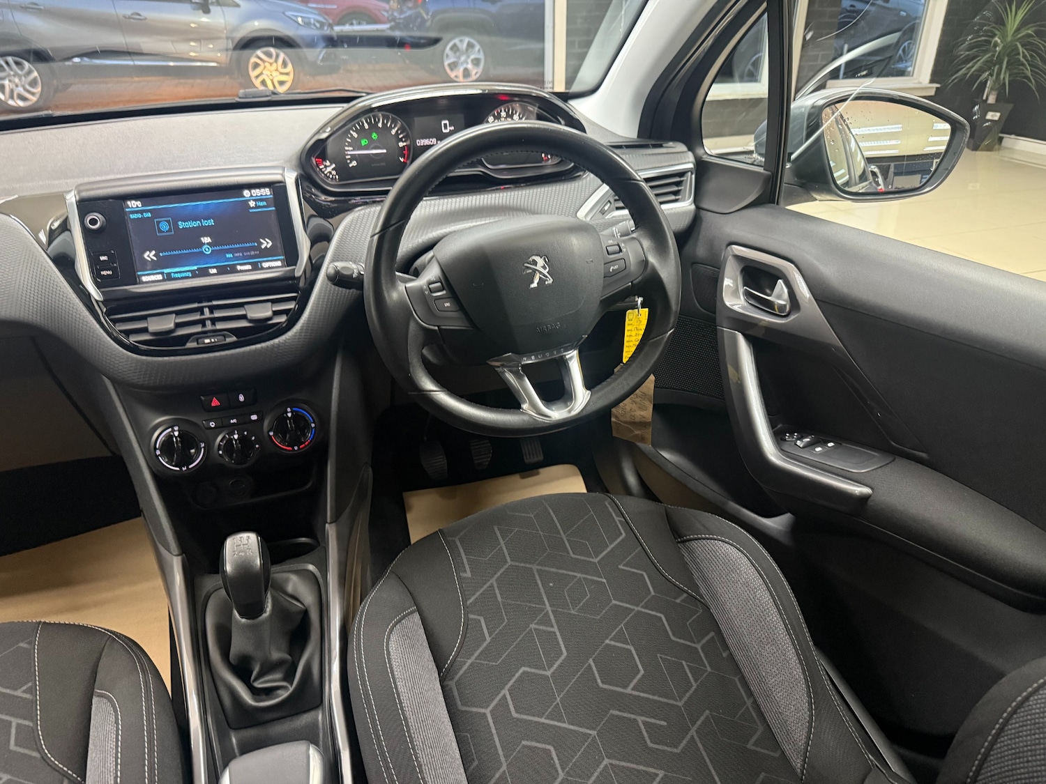 Used Peugeot 2008 2017 for sale - 76368406: Photo 8