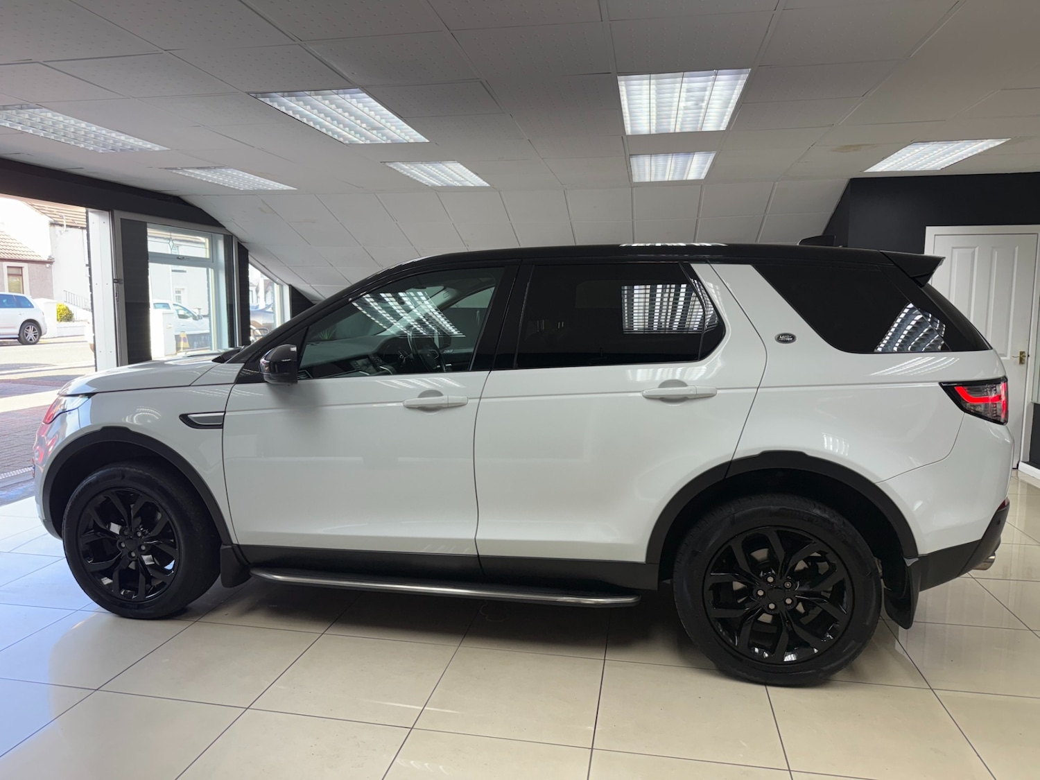 Used Land Rover Discovery Sport 2017 for sale - 76611661: Photo 4