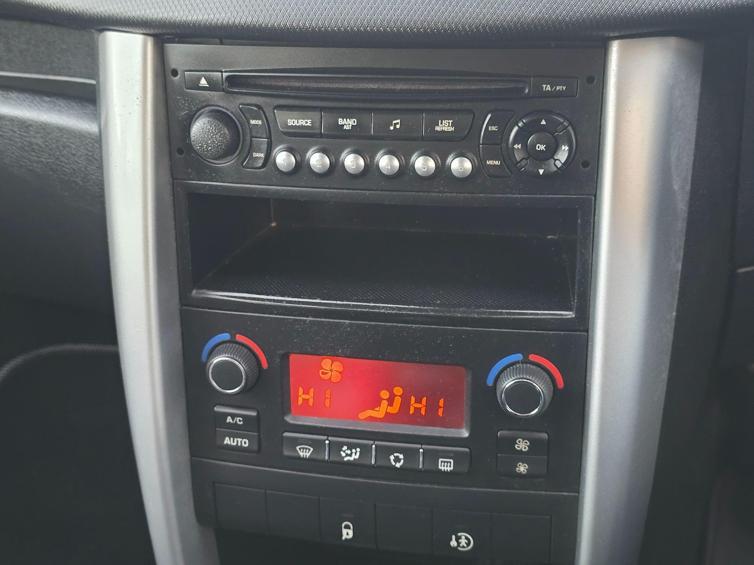 Used Peugeot 207 2010 for sale - 76633972: Photo 17