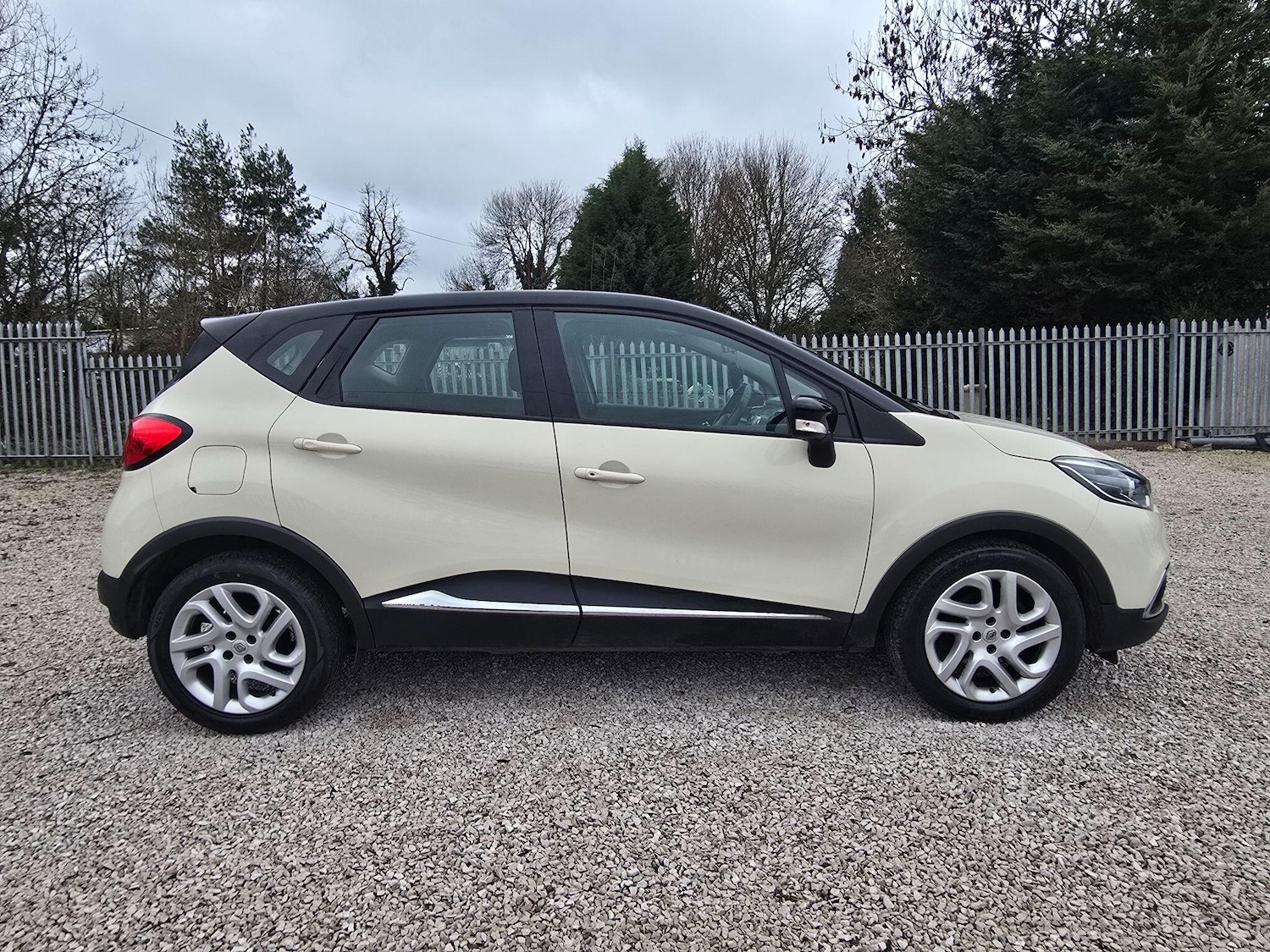 Used Renault Captur 2015 for sale - 77057524: Photo 2