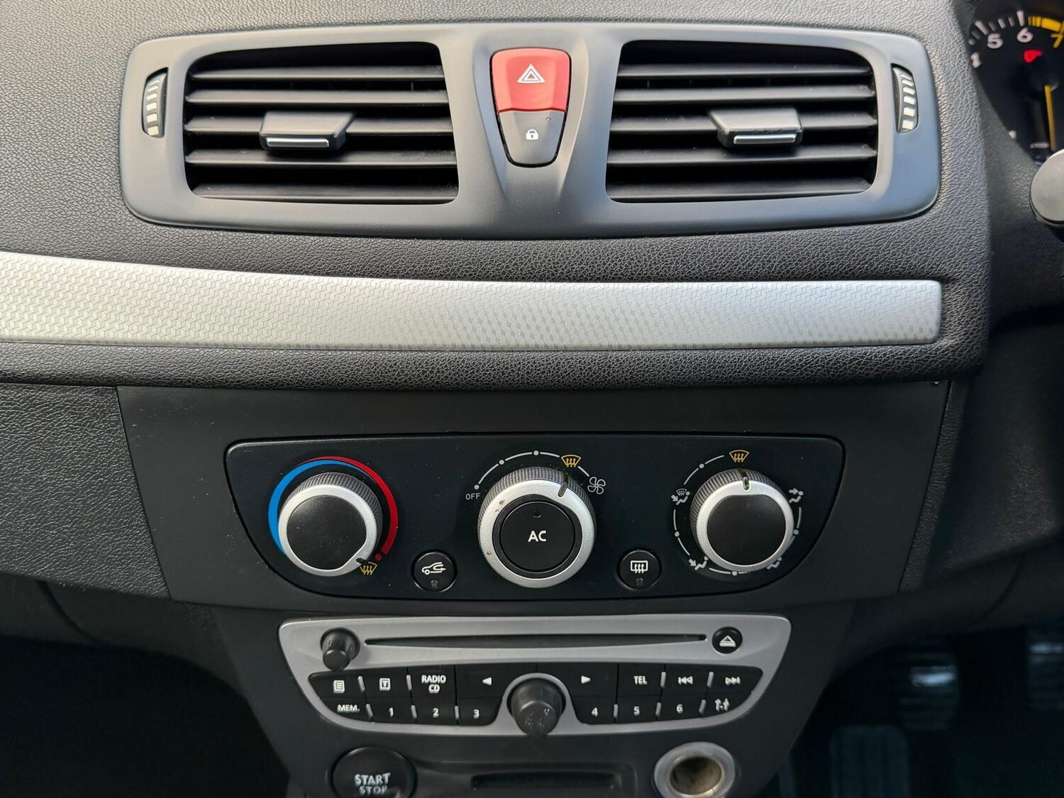 Used Renault Megane 2011 for sale - 76742804: Photo 24