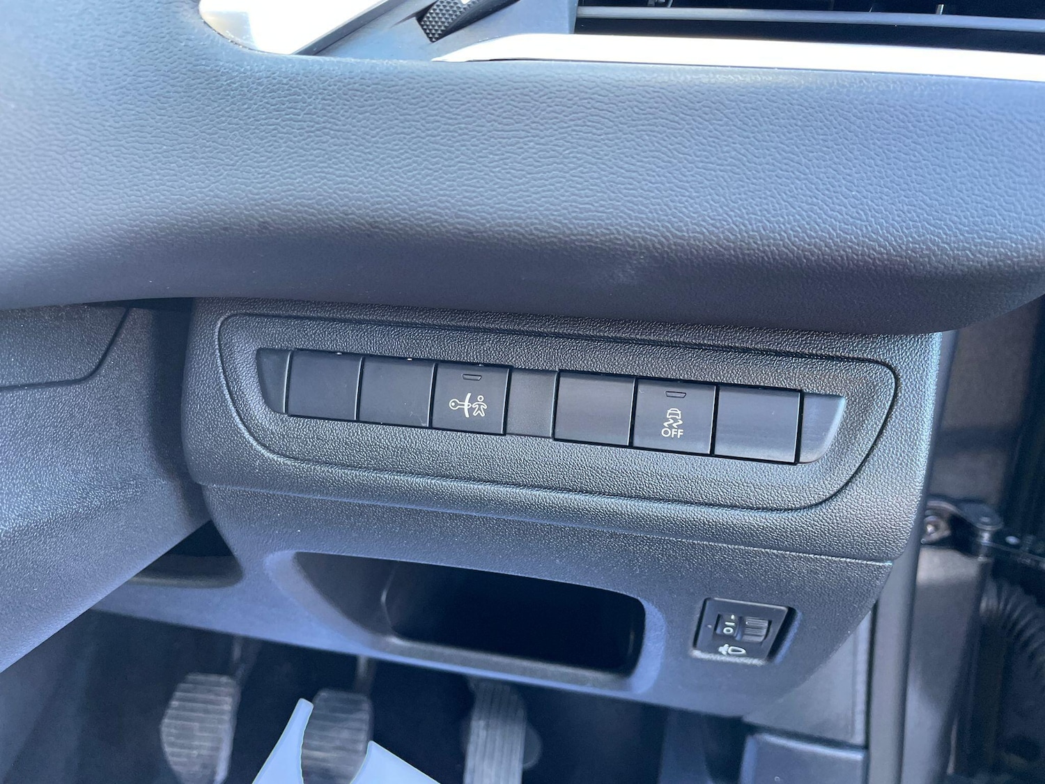 Used Peugeot 208 2014 for sale - 76646000: Photo 4