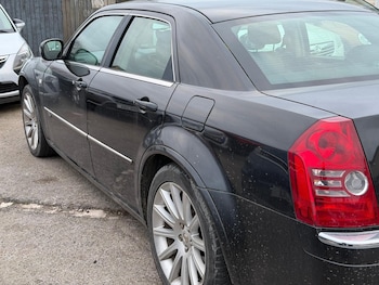 Used Chrysler 300C 2010 for sale - 77737734: Photo